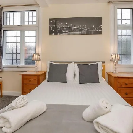 Drake St, Close To Station And Centre