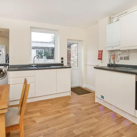 Drake St, Close To Station And Centre